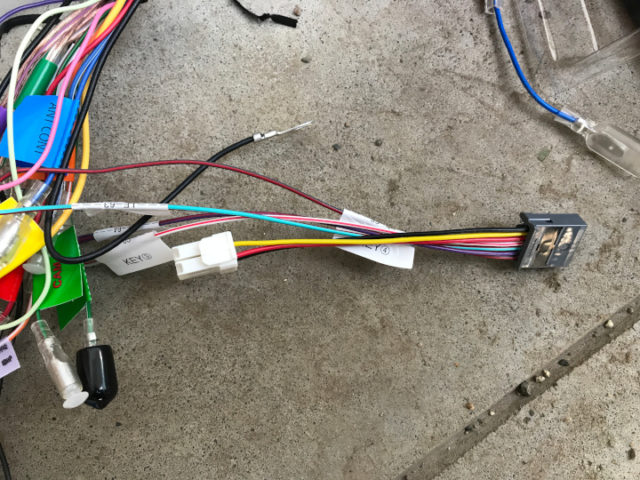 電源配線と取付キットを接続