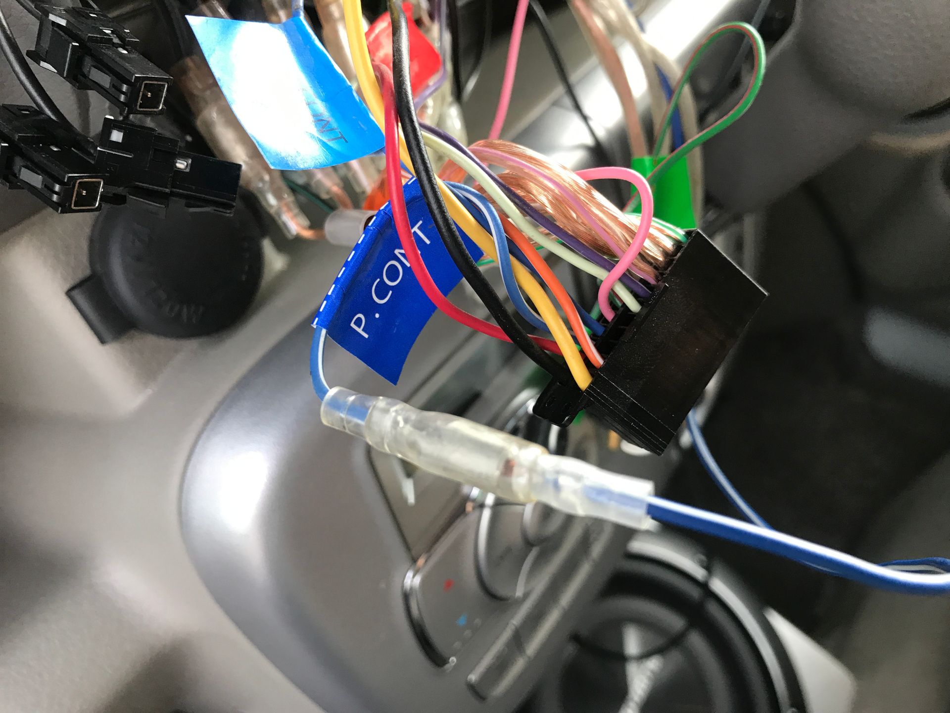 エブリィワゴンにパワーアンプを取り付け 音質アップ バッ直で電源を取り付けて スピーカーケーブルを配線する方法 やり方 Diyでプチカスタム