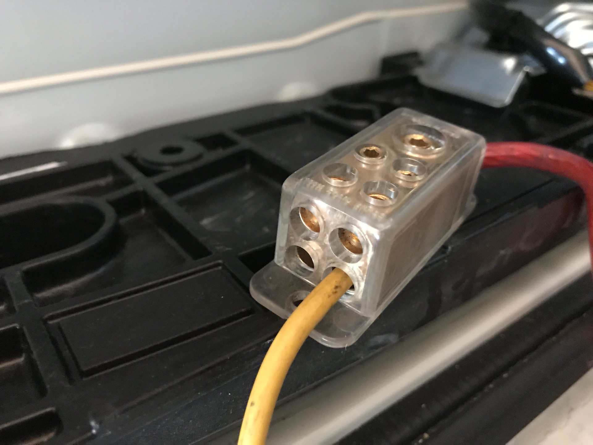 エブリィワゴンにパワーアンプを取り付け 音質アップ バッ直で電源を取り付けて スピーカーケーブルを配線する方法 やり方 Diyでプチカスタム