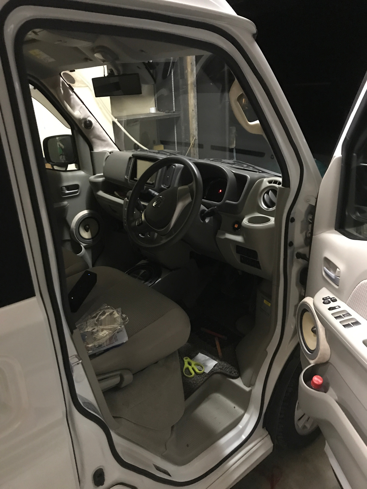 エブリィワゴンに 静音計画 風切り音防止テープ フロントドア用 エーモン2650 を運転席 助手席に自分で貼り付けてみた Diyでプチカスタム